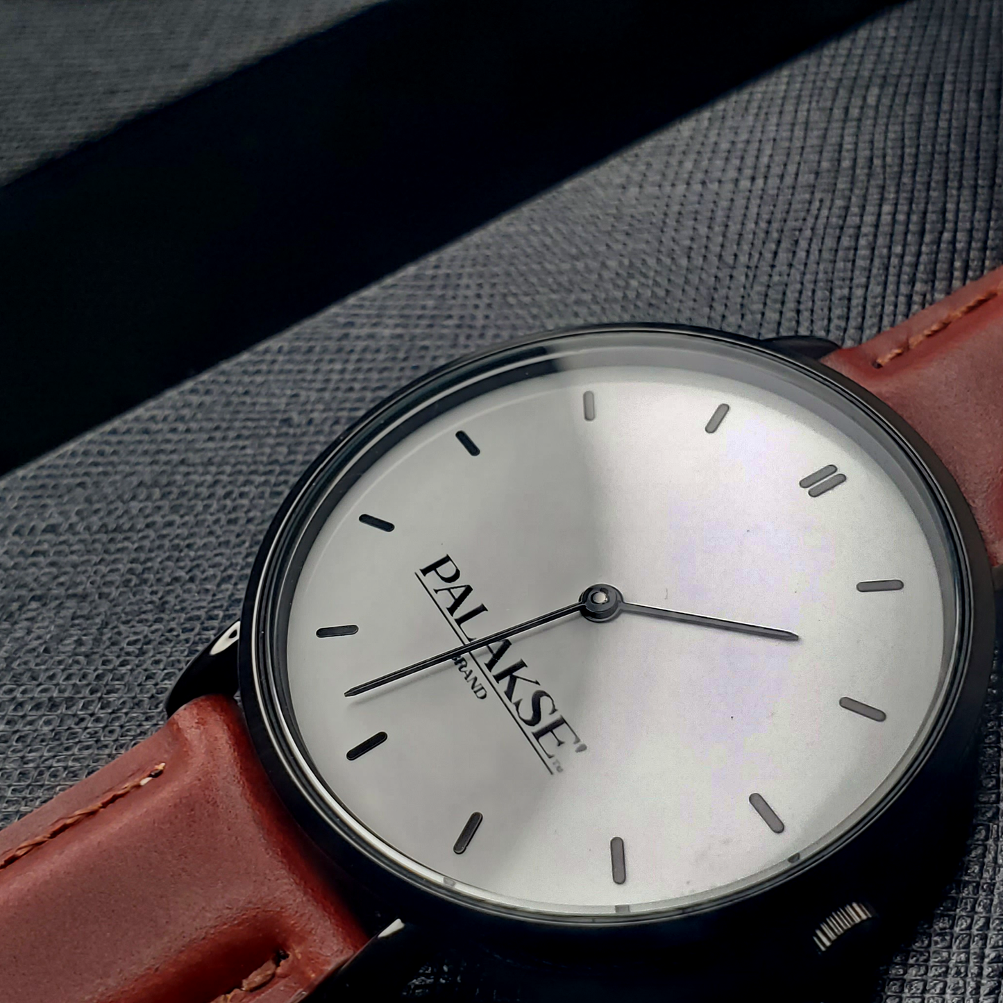 Palakse' Thin Leather Strap Quartz Watch